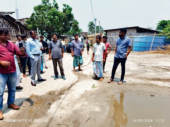 नाला निर्माण नहीं होने से सड़क बना तलाब, ग्रामीणों को सता रहा बीमारी फैलने का डर