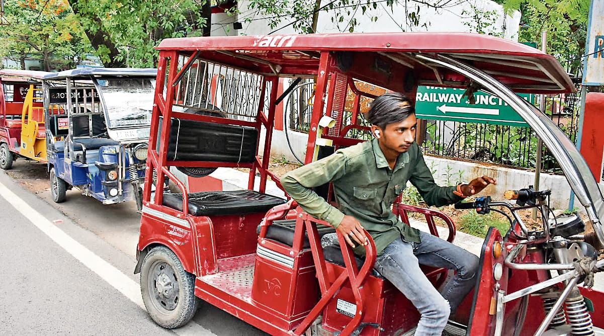 शहर में बिना लाइसेंस किशोर खुलेआम चला रहे ई-रिक्शा, परमिट से तीन गुना ज्यादा चले रहे ऑटो