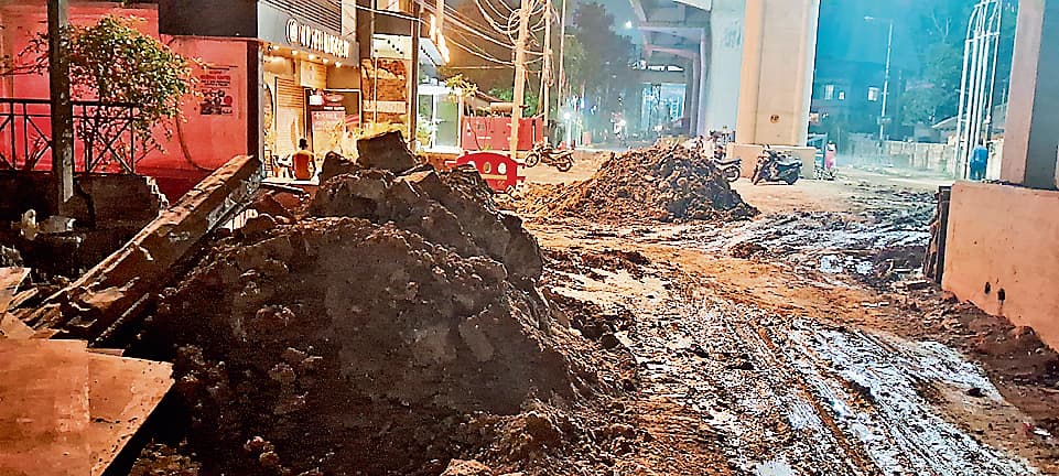 सिरमटोली: 20 दिनों से सड़क खोद कर छोड़ा, 200 परिवारों का घरों-फ्लैट से निकलना मुश्किल