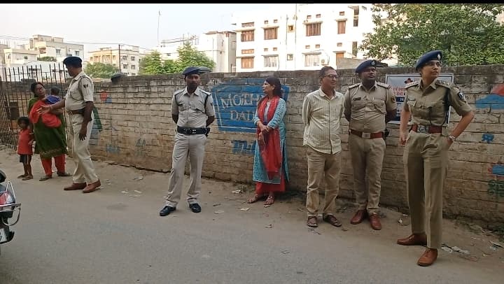 पत्नी से इलाज के लिए निकाले बैंक से पांच लाख रुपये, बदमाशों ने छीना