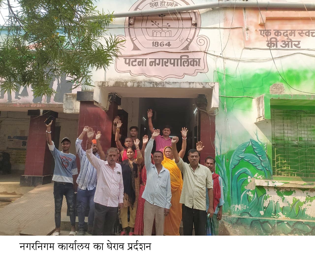 बोरिंग ठप होने से पानी संकट, लोगों का प्रदर्शन