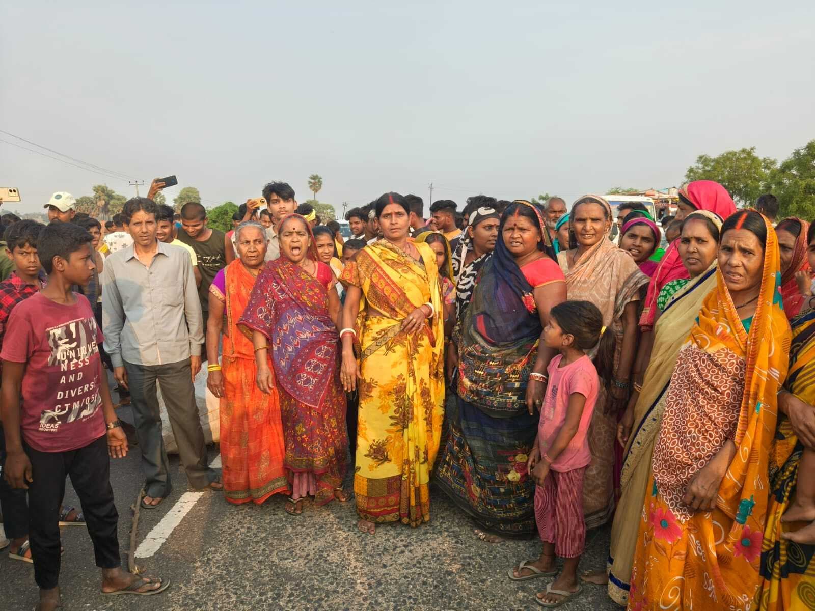 बिजली कटौती को लेकर ग्रामीणों ने किया सड़क जाम