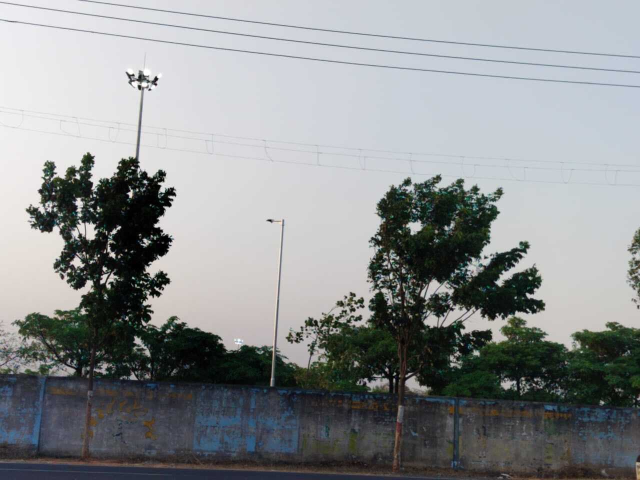 कुमैठा स्पोर्ट्स काॅम्प्लेक्स परिसर में दिन में भी जलती हैं हाइ मास्क लाइटें