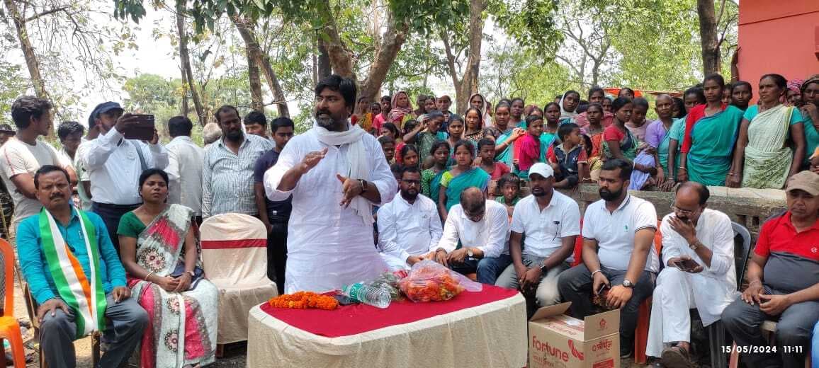 झामुमो प्रत्याशी ने गांवों में चलाया जनसंपर्क अभियान, कहा - मोदी सरकार में बेरोजगारी, महंगाई चरम सीमा पर है