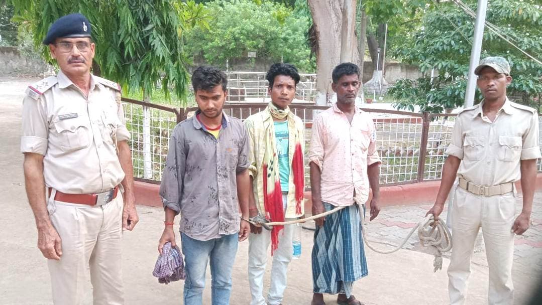 740 ग्राम गांजा जब्त, तीन लोगों को गिरफ्तार कर भेजा जेल