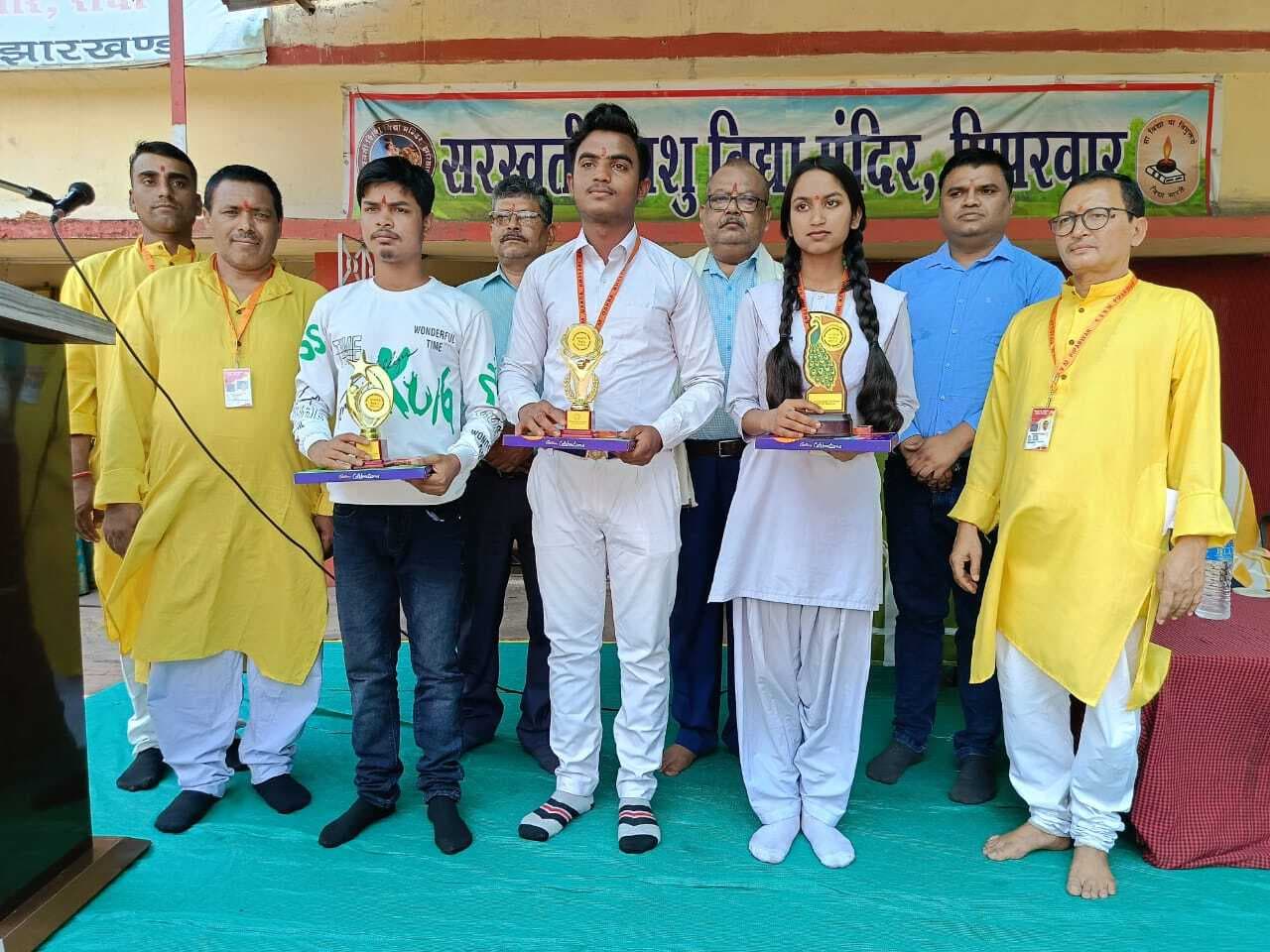 मेधावी छात्र-छात्राओं को किया गया सम्मानित