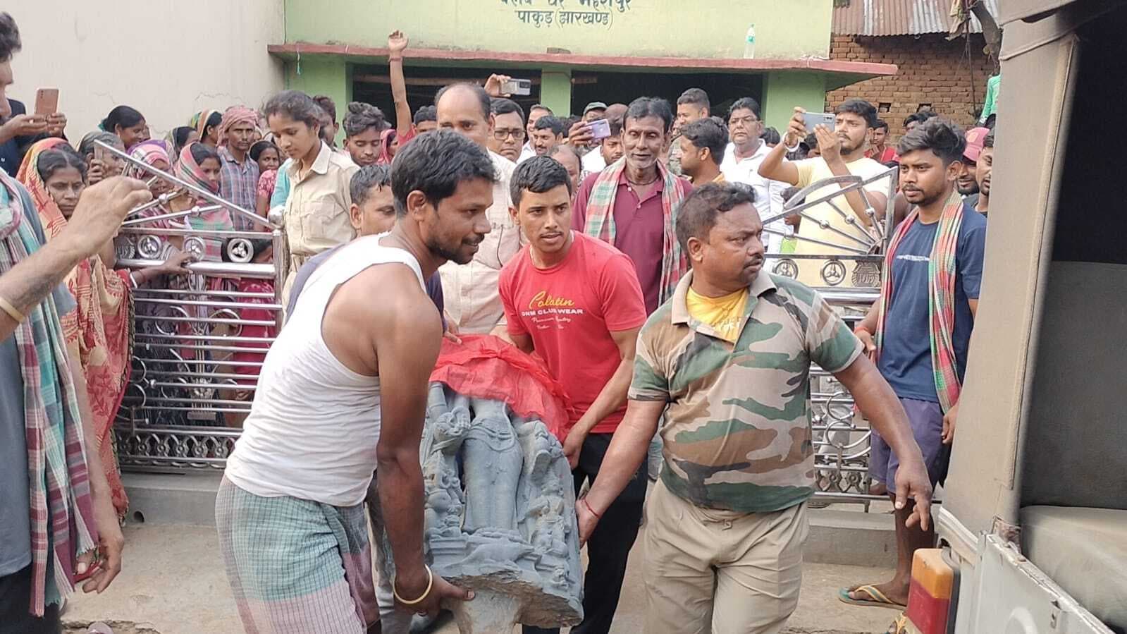 बांसलोई नदी पर मिली काले पत्थर की मूर्ति, प्रशासन ने लिया कब्जे में