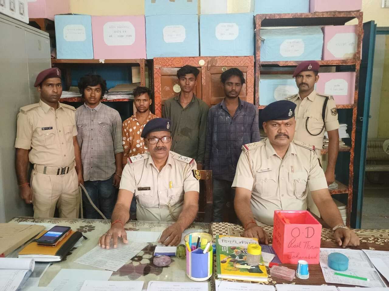 ट्रेनों में छिनतई करनेवाले गिरोह के सात गिरफ्तार