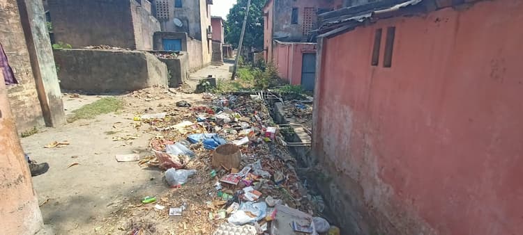 चितरा कोलियरी की नयी कॉलोनी में गंदगी का अंबार, साफ सफाई की लोगों ने उठायी मांग