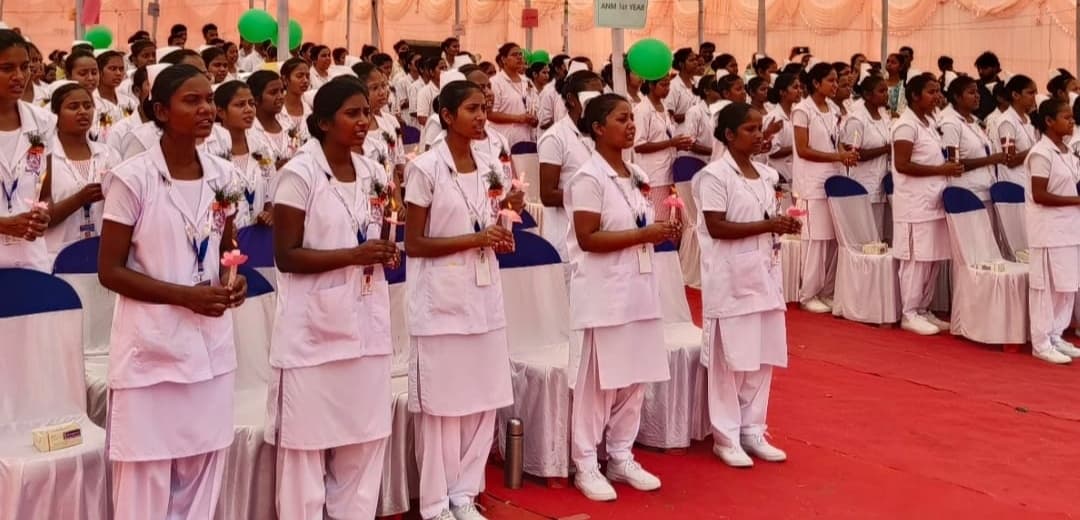 नर्सिंग की छात्राओं की दिलायी गयी कर्तव्यनिष्ठा की शपथ