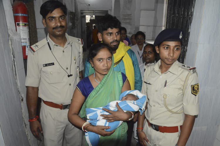 Patna : पीएमसीएच से चाेरी हुआ नवजात मैनपुरा से बरामद, महिला गिरफ्तार