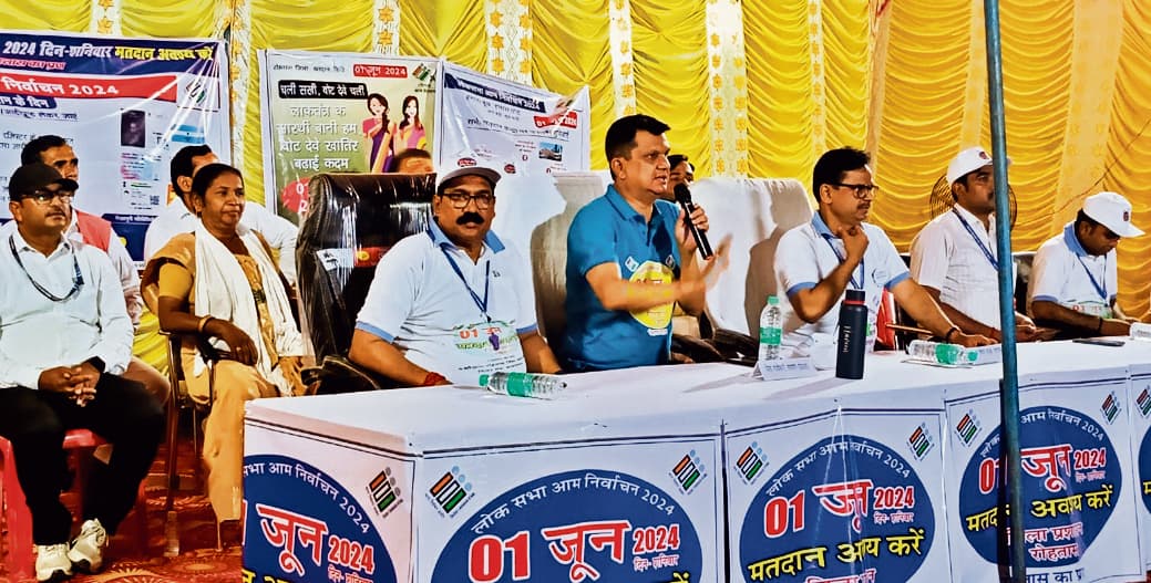 बाहर गये पति व बेटों को मतदान के लिए बुलाएं महिलाएं : डीएम