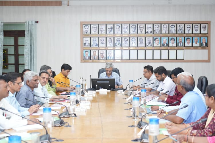 चिरेका कर्मचारियों के हित में 30 बिंदुओं पर विमर्श