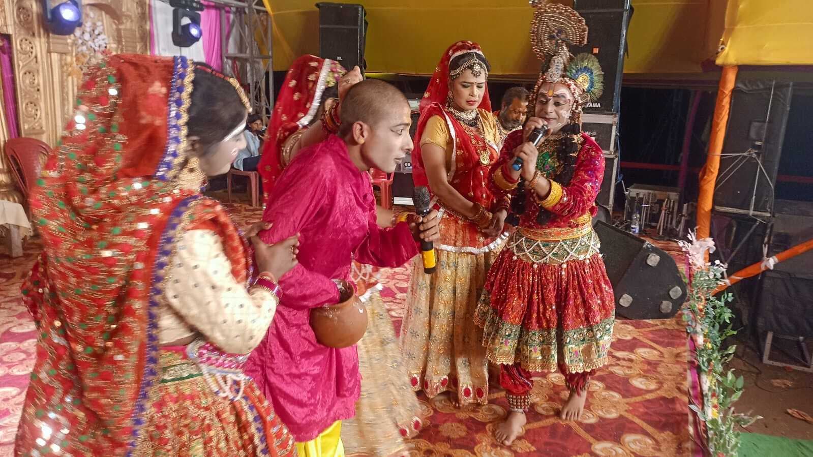 वृंदावन से आयी यशोदा नंदन रास मंडली ने नृत्य नाटिका से श्रद्धालुओं का मनमोहा