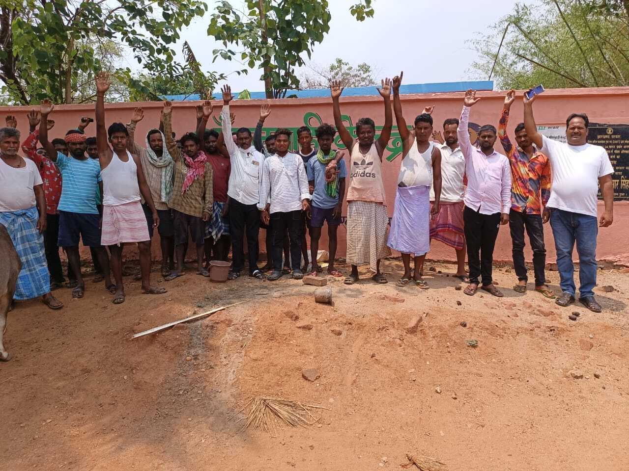 झिलुवा के ग्रामीणों ने आंगनबाड़ी केंद्र के निर्माण में गड़बड़ी का उठाया मुद्दा, काम कराया बंद