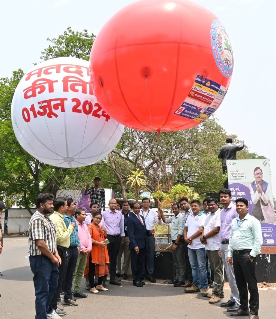 मतदान प्रतिशत बढ़ाने के लिए लगाया स्काई बैलून