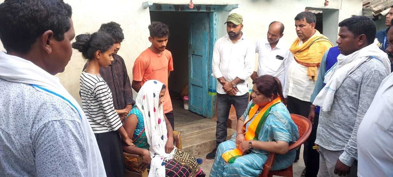 शोक संतप्त परिवार को भाजपा प्रत्याशी सीता सोरेन ने बंधाया ढांढस