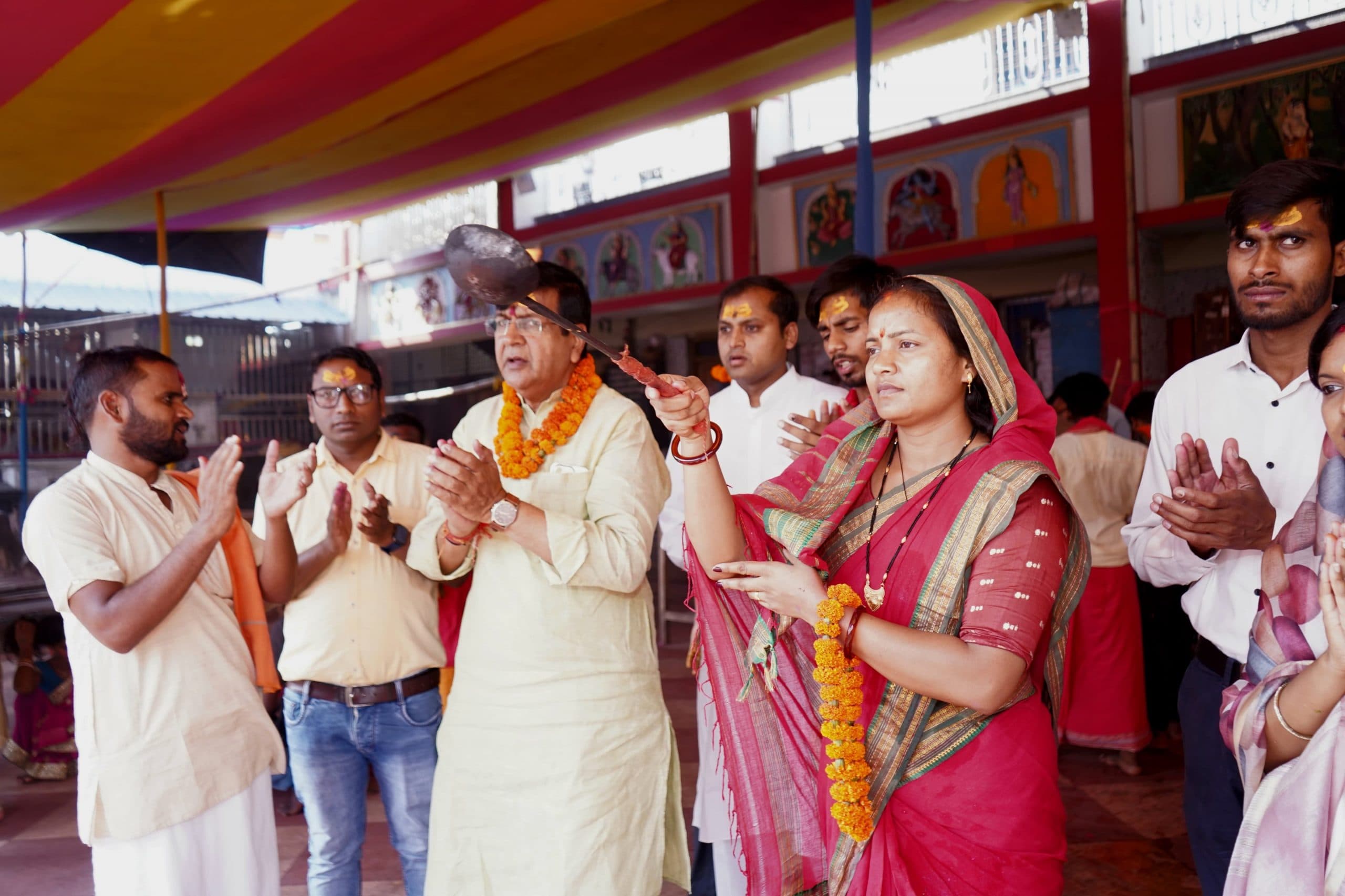 छत्तीसगढ़ की मंत्री  लक्ष्मी रजवाड़े ने फौजदारी बाबा की पूजा अर्चना की