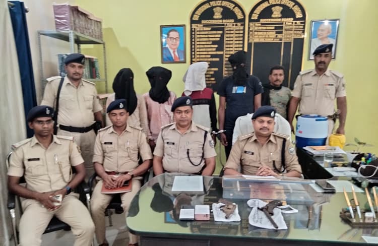 लोडेड देशी कट्टा के साथ चार अपराधी गिरफ्तार