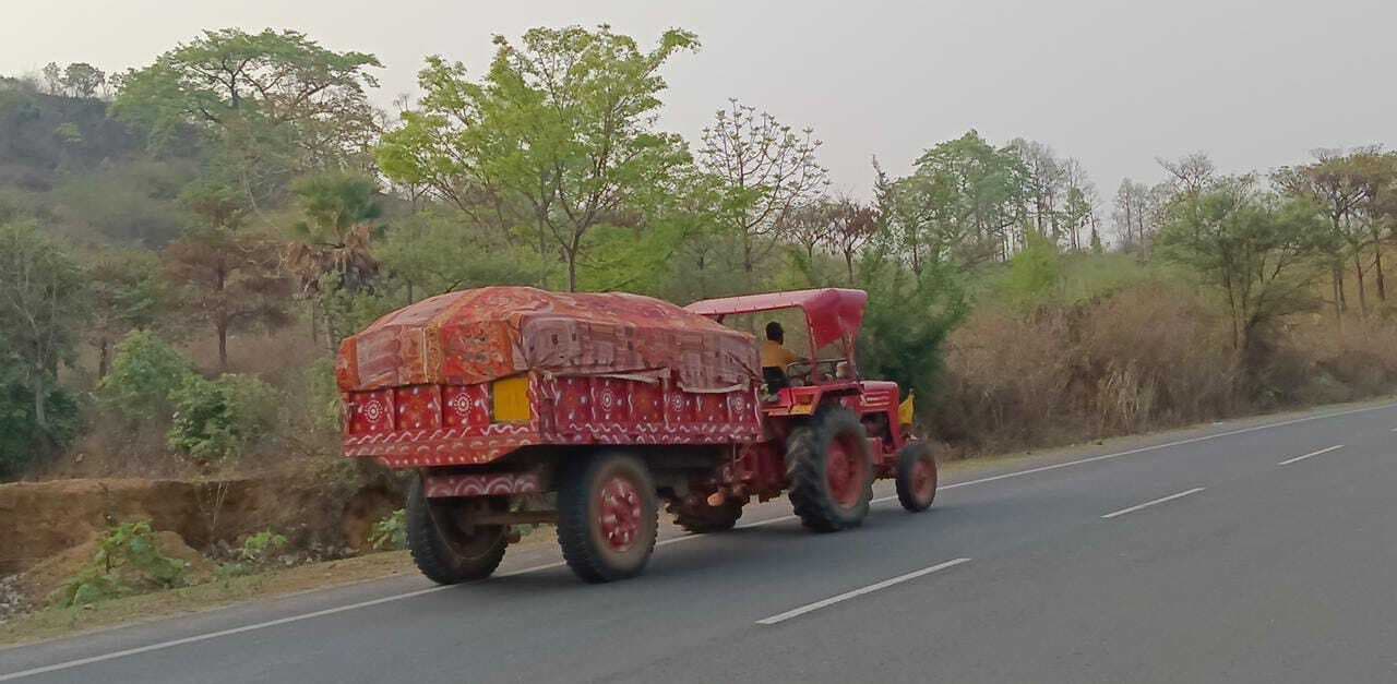 मसलिया में धड़ल्ले से हो रहा ओवरलोडेड बालू लदे ट्रैक्टरों का परिचालन