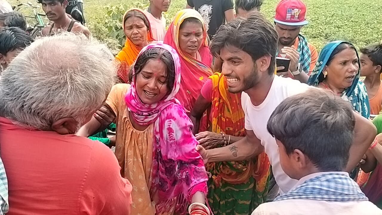 ट्रैक्टर गड्ढे में पलटा, दबने से एक की मौत, दो घायल