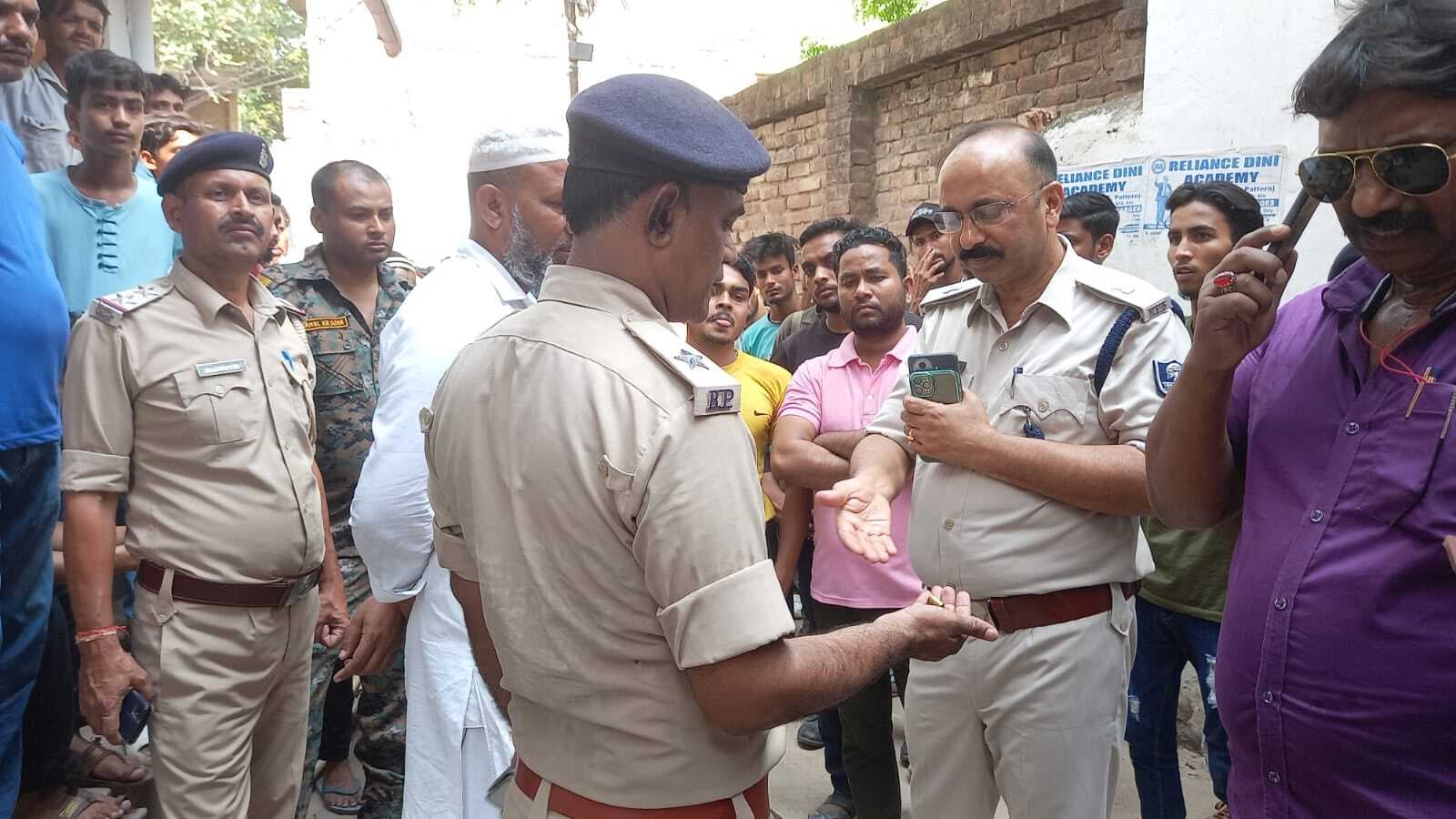 अपराधियों का पीछा कर रही पुलिस पर फायरिंग, राहगीर को लगी गोली