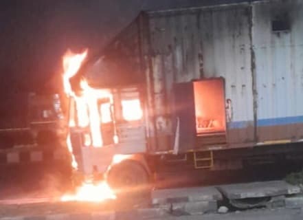 राजगंज में खड़े कंटेनर में लगी आग, लाखों का नुकसान