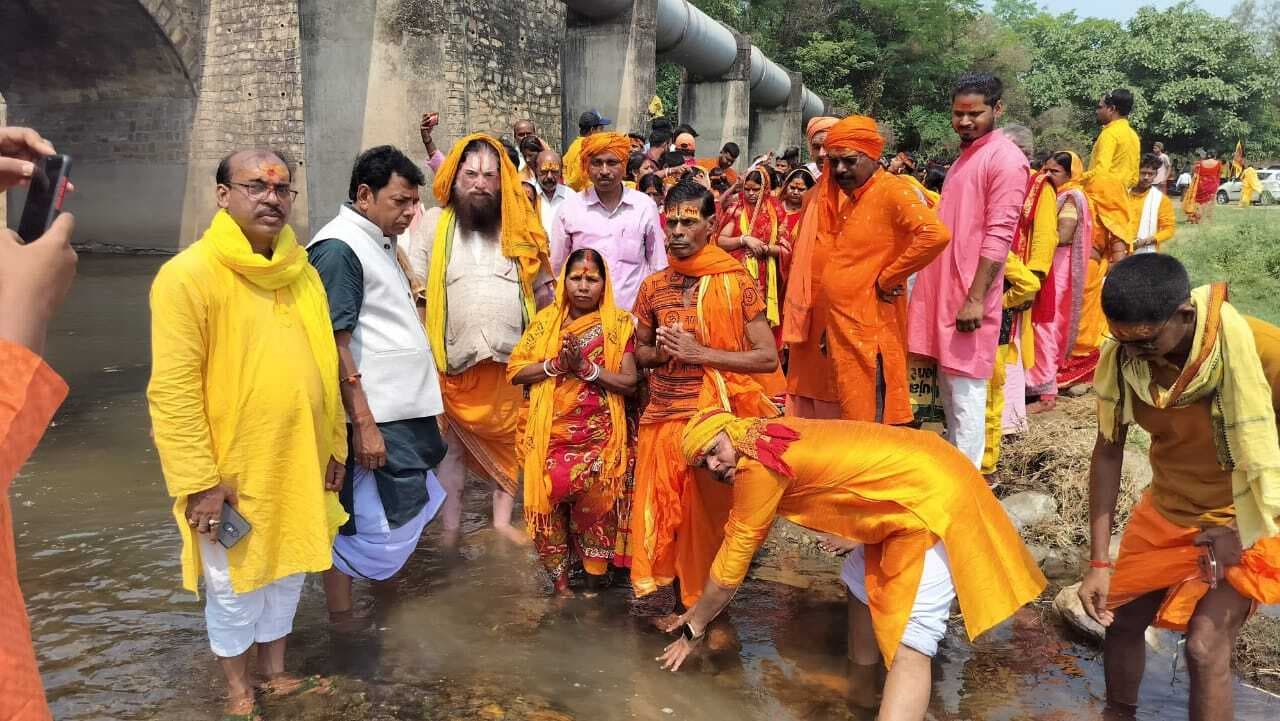 पाथरखूनी में निकली भव्य कलश यात्रा