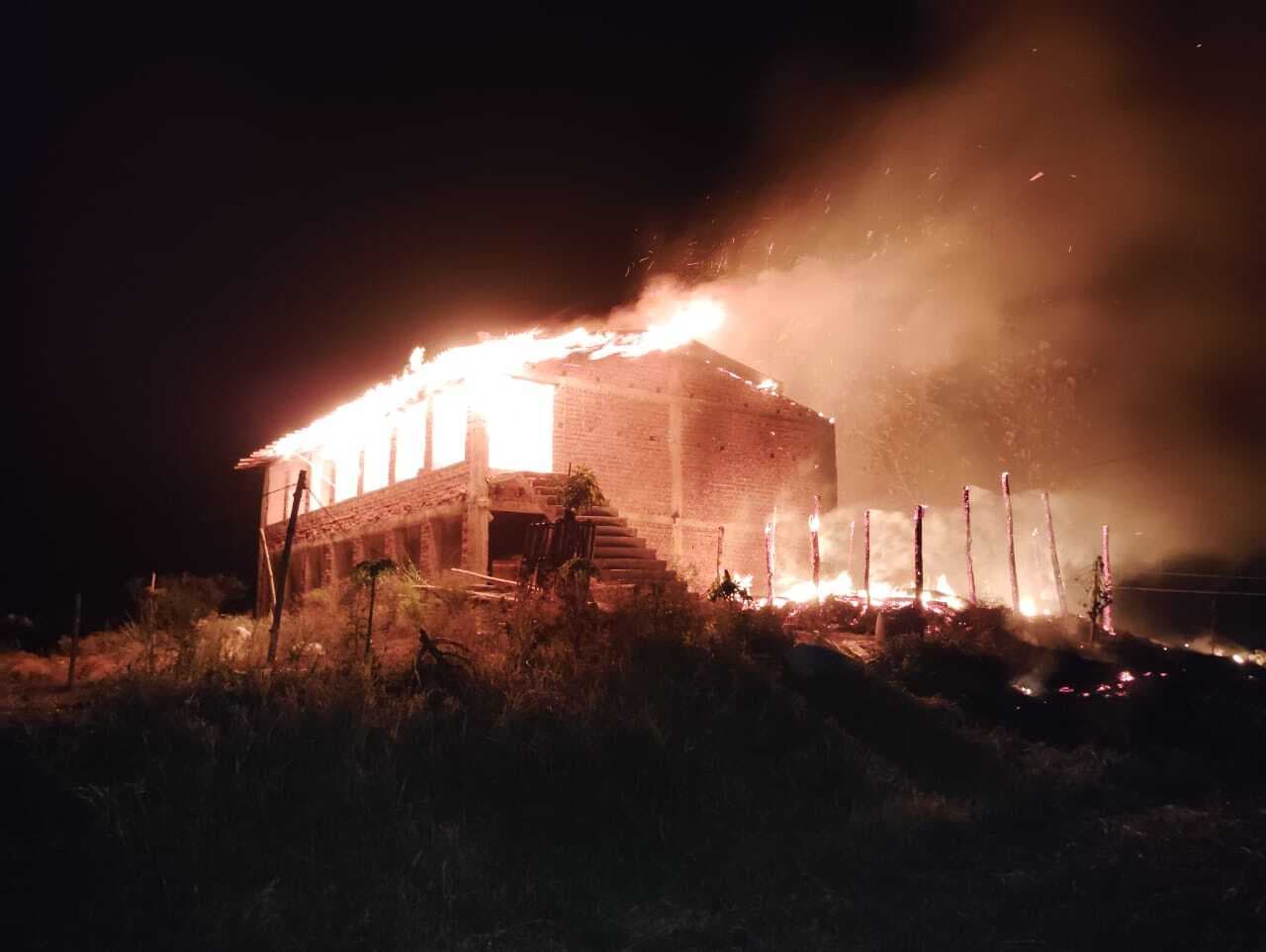 मुर्गी फॉर्म में लगी भीषण आग, छह लाख के समान जले