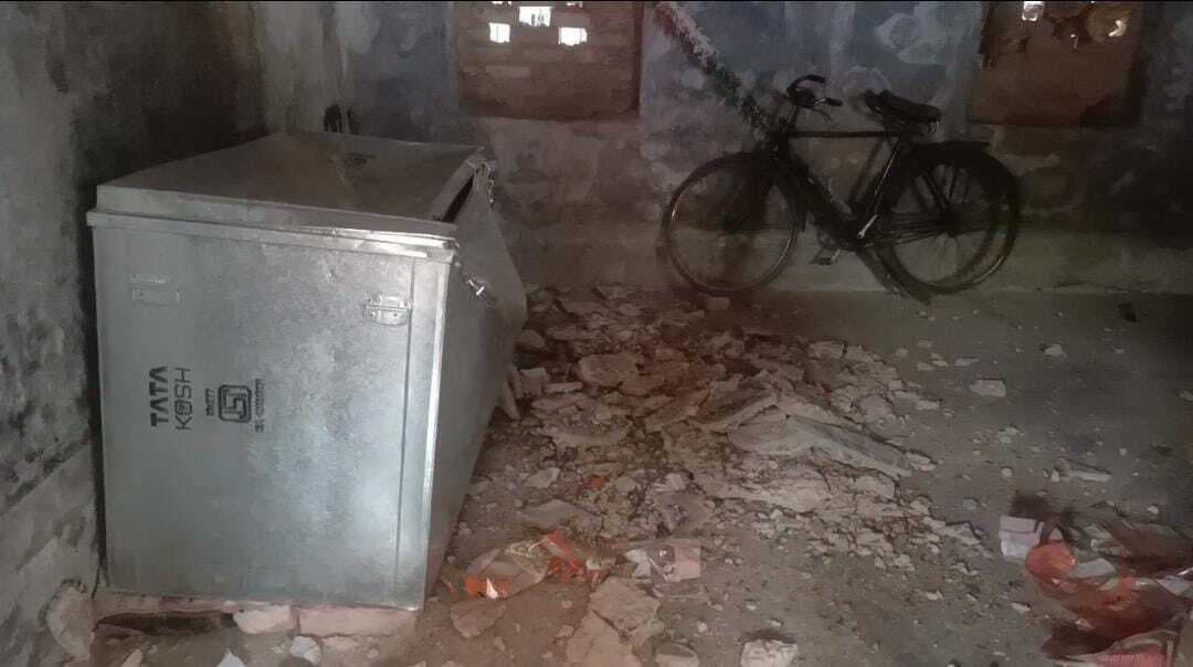 बाढ़ के मध्य विद्यालय में गिरा छत का बड़ा हिस्सा, बचे बच्चे