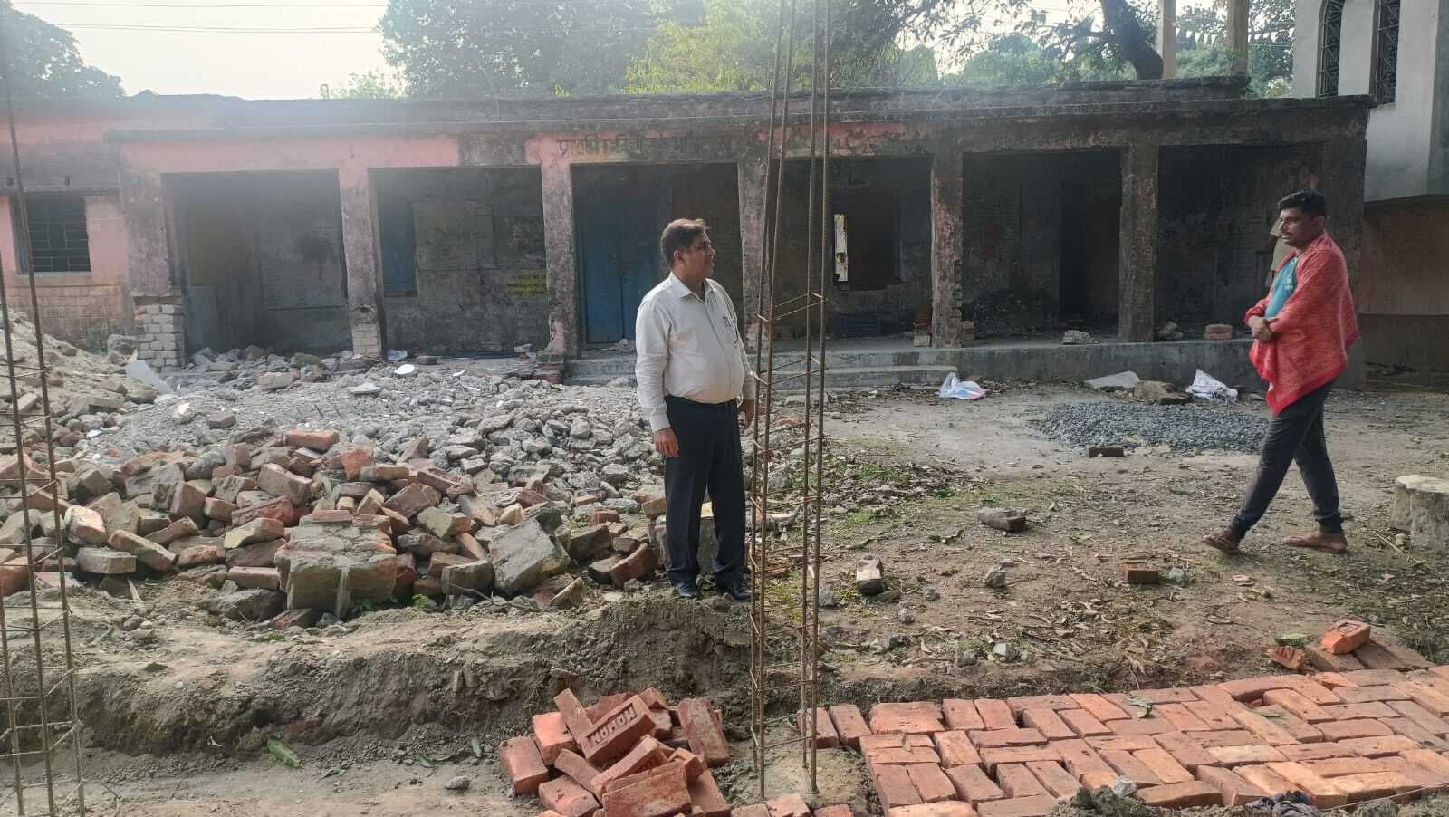 डीईओ ने रुकवाया विद्यालय भवन निर्माण का कार्य