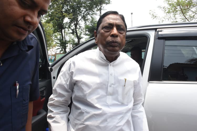 झारखंड में कांग्रेस की धुरी रहे आलमगीर, सत्ता की चासनी में हाथ हमेशा डूबे रहे, रसूखदार भी बने