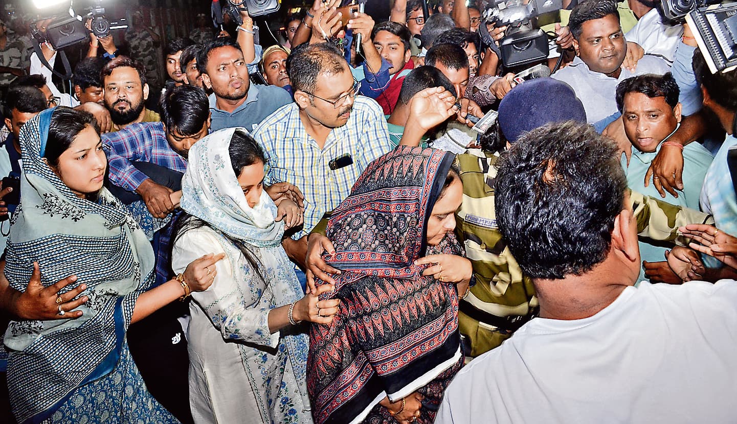 आलमगीर आलम गिरफ्तारी के बाद इडी कार्यालय के बाहर देर रात तक रही गहमा-गहमी