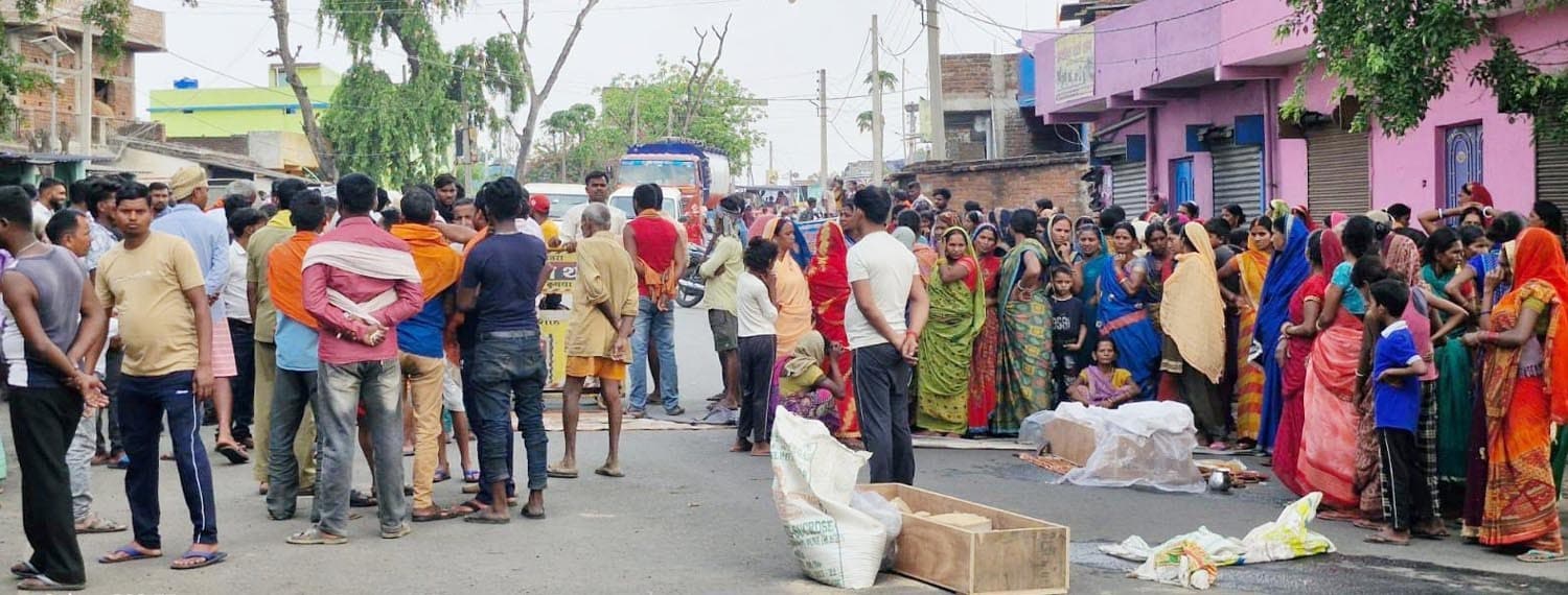 वाहन के धक्के से दो छात्राओं की मौत, मौत, पांच घंटे सड़क जाम