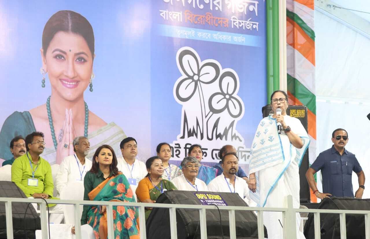 मोदी की कठपुतली बन गया है चुनाव आयोग : ममता