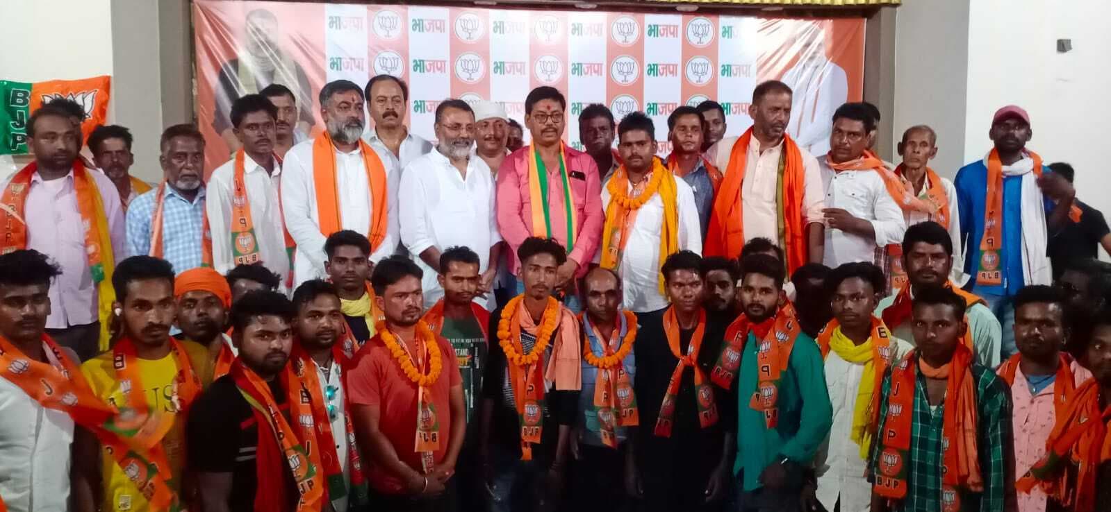 विभिन्न पार्टियों के दर्जनों कार्यकर्ताओं ने सांसद के सामने थामा भाजपा का दामन