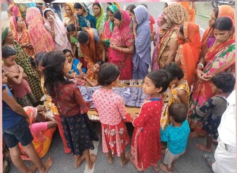 हादसे में जख्मी राज मिस्त्री की मौत के बाद आक्रोशितों ने बरहरवा-बरहेट मुख्य मार्ग को जाम