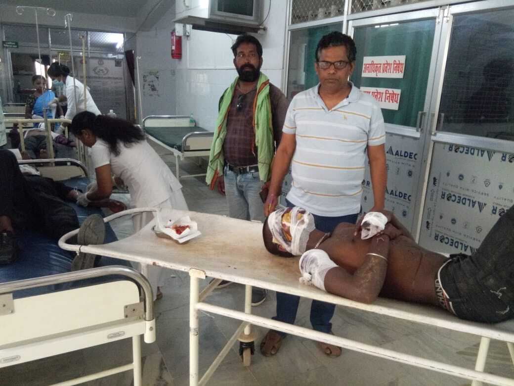 हादसा ::: मोड़ के पास चापानल से टकरायी बाइक, तीन युवक घायल