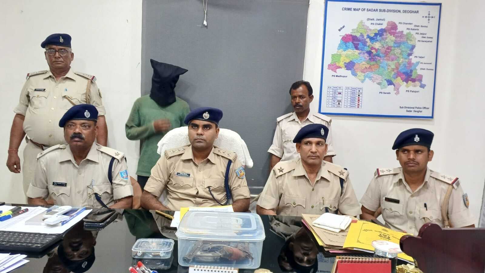 एक पिस्टल सहित देशी कट्टा व चार गोली भरे मैगजीन के साथ एक युवक गिरफ्तार, तीन फरार