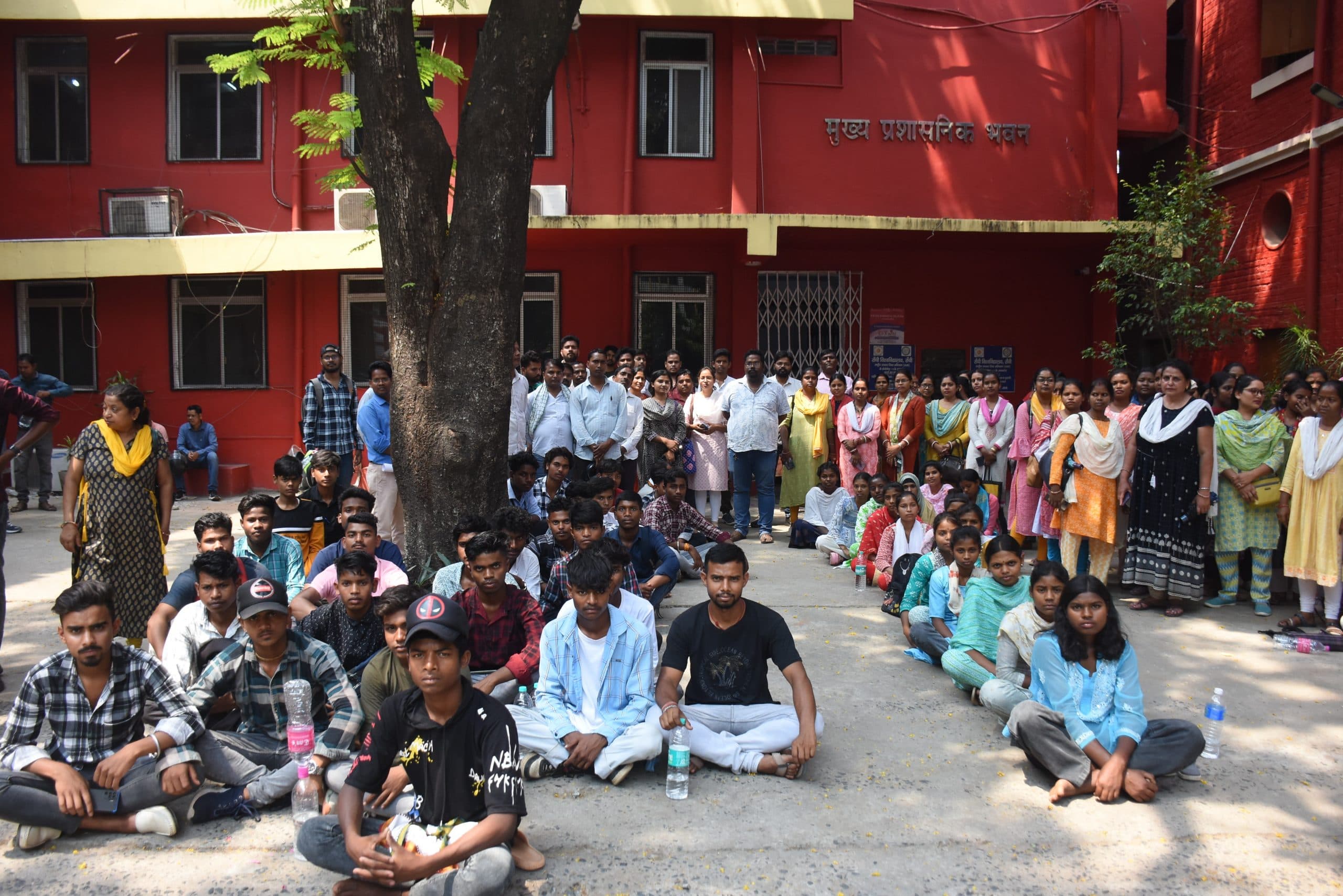 शिक्षकों व छात्रों ने की इंटर की पढ़ाई शुरू कराने के लिए चार घंटे तालाबंदी