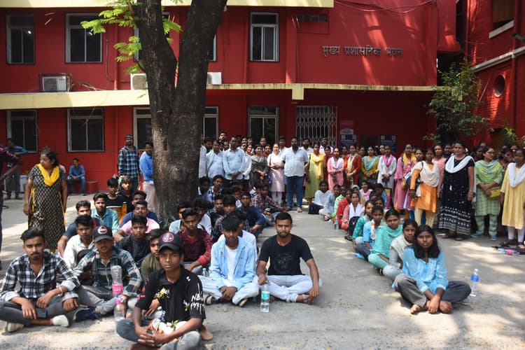 शिक्षकों व छात्रों ने की इंटर की पढ़ाई शुरू कराने के लिए चार घंटे तालाबंदी