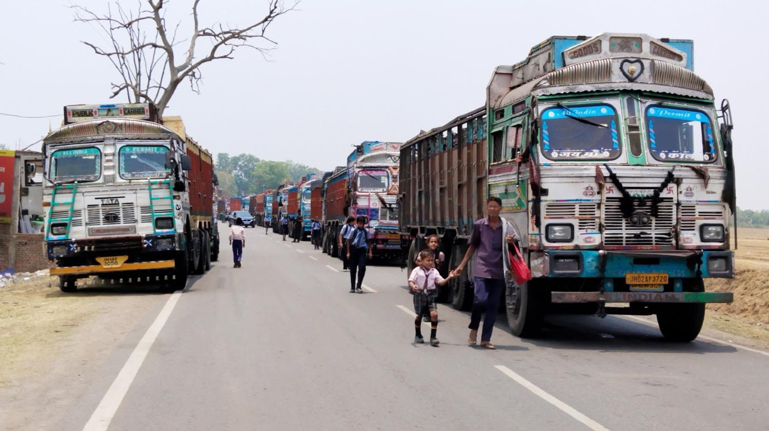 कोल वाहन की चपेट में आने से दादी की मौत, पोती घायल