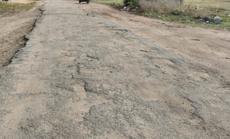 सड़क जर्जर, आवागमन में परेशानी