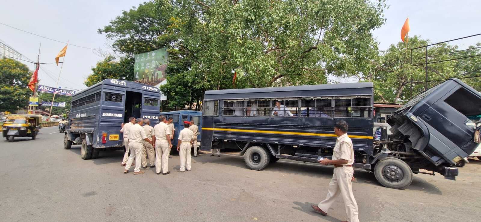 कैदियों को ले जा रही 14 साल पुरानी वैन साकची में बीच सड़क पर हुई खराब