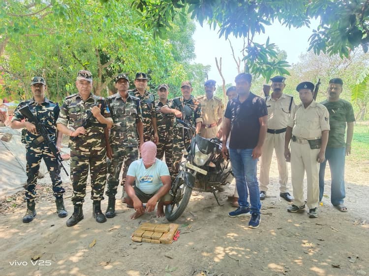 बाइक से ला रहे करोड़ों रुपये के नौ किलो चरस सहित तस्कर गिरफ्तार