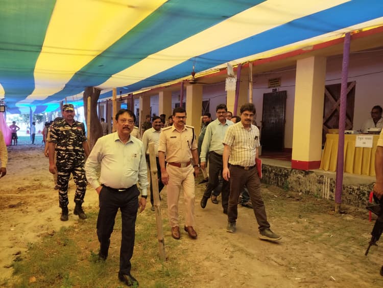 डीएम व एसपी ने कार्यों का किया निरीक्षण