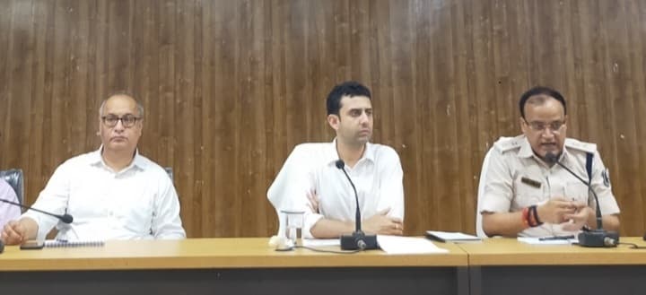 लोकसभा चुनाव को लेकर अर्द्धसैनिक बल के अधिकारियों को डीएम व एसपी ने किया ब्रीफ