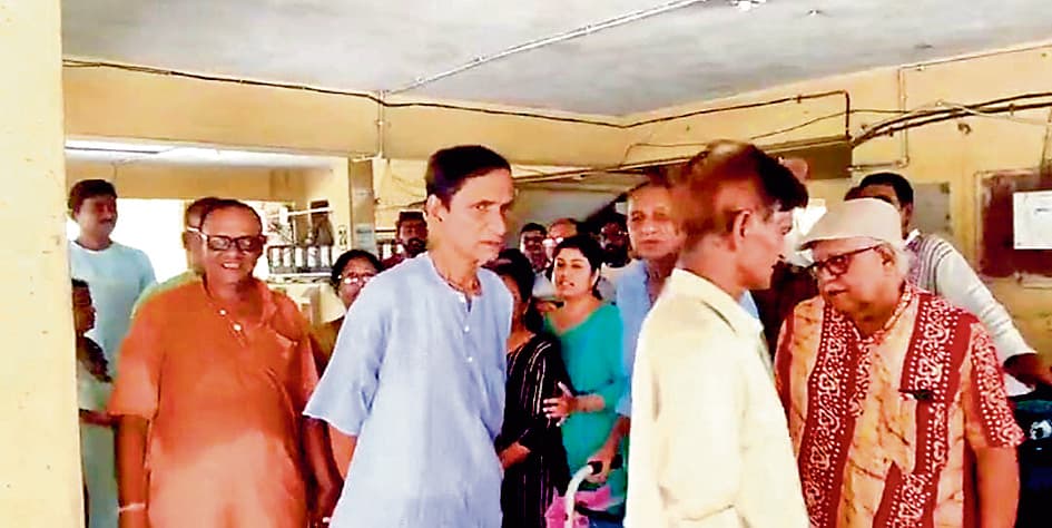 बिल्डर दफ्तर का घेराव, आवासीय परिसर की लिफ्ट में खामी से रोष