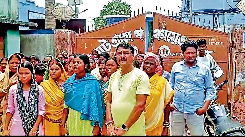 तिराट ग्राम प्रधान के खिलाफ पंचायत सदस्य के नेतृत्व में आंदोलन