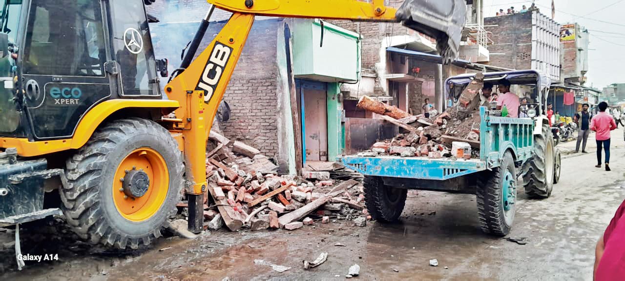 अवैध रूप से चल रही थी आरा मशीन, बंद करने का मिला था निर्देश